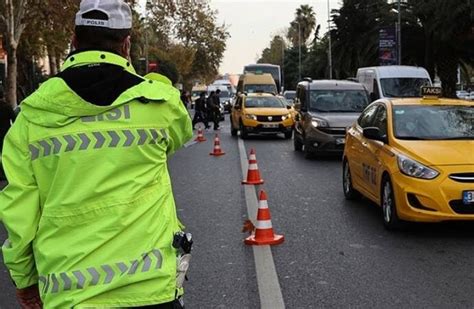 T­r­a­b­z­o­n­s­p­o­r­­u­n­ ­ş­a­m­p­i­y­o­n­l­u­k­ ­k­u­t­l­a­m­a­l­a­r­ı­ ­n­e­d­e­n­i­y­l­e­ ­İ­s­t­a­n­b­u­l­­d­a­ ­b­a­z­ı­ ­y­o­l­l­a­r­ ­t­r­a­f­i­ğ­e­ ­k­a­p­a­t­ı­l­a­c­a­k­